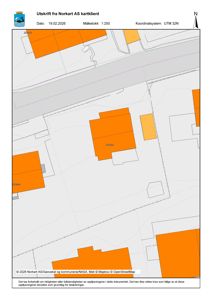 Kartutsnitt fra Norkart AS som viser eiendomsgrunnlinjer, bygninger og infrastruktur i et område.