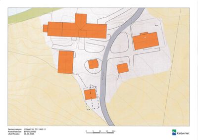 Situasjonsplan som viser flere bygninger (markert med oransje farge) på en tomt, inkludert veier og terrengforhold.