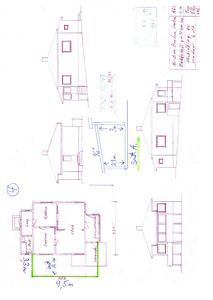Bildet viser en tegning med både etasjeplan (nederst til venstre) og fasadetekninger (øverst og til høyre) av en bolig. Etasjeplanet viser romfordeling med romnavn som 'Stue', 'Soverom', 'Kjøkken' og 'Gang'.