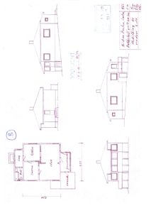 Bildet viser en tegning med både etasjeplan (nederst til venstre) og fasadetegninger (øverst og til høyre) av en bolig. Planen viser romfordeling med rombetegnelser som 'Stue', 'Soverom', 'Kjøkken', 'Bad' og 'Gang'.