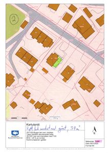 Situasjonsplan (kartutsnitt) som viser tomt, naboeiendommer og bygningers plassering i forhold til hverandre og veier.