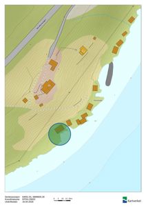 Kart over et område med bygninger, vegger og terrengform (konturlinjer). Kartet viser også en markert senterposisjon og er utgitt av Kartverket.