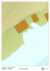 Situasjonsplan som viser tomtens beliggenhet i forhold til vann, terrengform (konturlinjer) og nabobebyggelse.