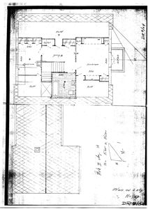 Plantegning av etasje med romfordeling (soverom, gang, bad), dører, vinduer og stueplassering.
