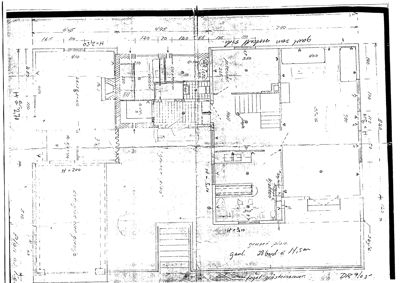 Etasjeplan (1. etasje) med romfordeling, dimensjoner og notasjoner om høyder og materialer.
