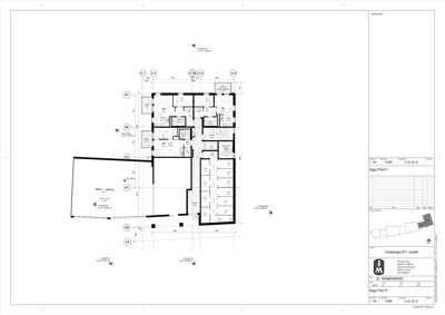 Etasjeplan (etasjeplan) som viser romfordeling, veggposisjon og målinger for et bygg.