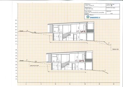 Snittegning som viser bygningens tverrsnitt, høyder, trapp og romfordeling.