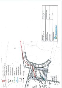 Situasjonsplan som viser tomtens grenser, naboeiendommer, veier, strømledninger og vannledninger.