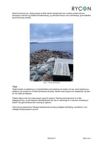 Fotografi av en steinfylling (molo) med en liten treplattform ved kysten.