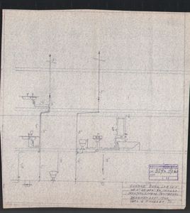 Teknisk detaljtegning av rørleggingsanlegg (vann og avløp) med dimensjoner og symboler.