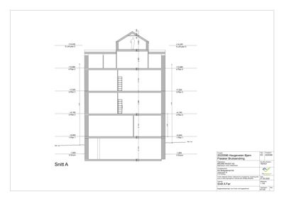 Snittegning (Snitt A) som viser bygningens tverrsnitt fra grunnplan til tak, med høydeangivelser og romfordeling.
