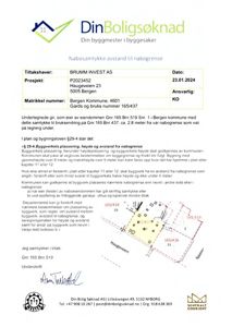 Situasjonsplan som viser eiendomsgranser, nabogrenser og bygningens plassering i forhold til disse.