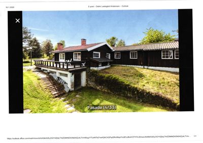 Fotografi av en mørk trehytte med en terrasse og trapp opp til en hage.