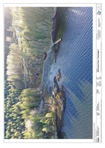 Fotografi av et kystområde med en liten kai og et lite hus på en holme.