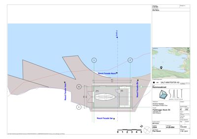 Situasjonsplan som viser bygningens plassering i forhold til kystlinjen, med angitte fasader (Nord, Vest, Sør, Øst) og en innfelt kartutsnitt.