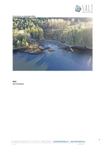 Fotografi (fra luft) av et kystlandskap med en liten hytte og en brygge.