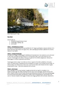 Fotografi av en uthusbygning (naust) ved vann med vassdrift (vorr) i bakgrunnen.