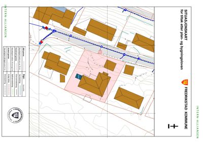 Situasjonskart som viser tomtens plassering i forhold til nabolag, vei, vannledninger og topografi.