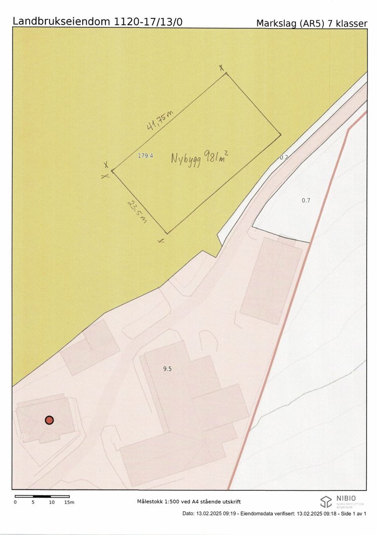 Situasjonsplan som viser eiendomsområde, bygningsplassering og mål på tomten.