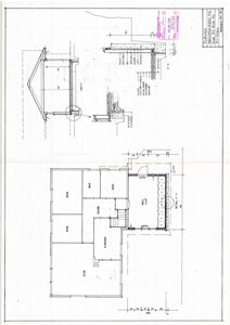 Tegning som viser etasjeplan for et hus med romfordeling (stue, soverom, kjøkken, bad) samt detaljerte snitt og konstruksjonsdetaljer for tak og fundament.