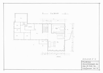 Etasjeplan (1. etasje) for et hus med romfordeling, dører, vinduer og mål.