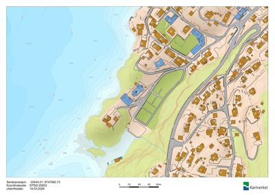 Kart over et område med bygninger, veier og terrengformet (konturlinjer) ved kyst. Kartet viser også koordinater og utskriftsdato.