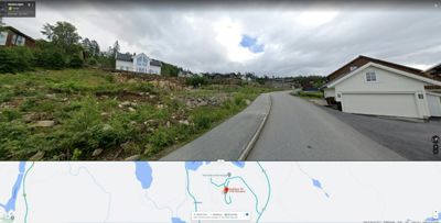 Fotografi tatt fra en 360-graders panoramavisning (Google Street View) som viser et boligområde med hus, veier og natur. Bildet inneholder også en integrert kartvisning nederst.
