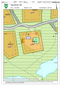 Situasjonsplan som viser tomtene, bygningers plassering, vegnett og koordinatsystem for Vegusdalveien 1402.
