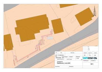 Situasjonsplan som viser tomt, eksisterende bygninger og en detaljert tegning av et støttemur med mål og oppbygning.