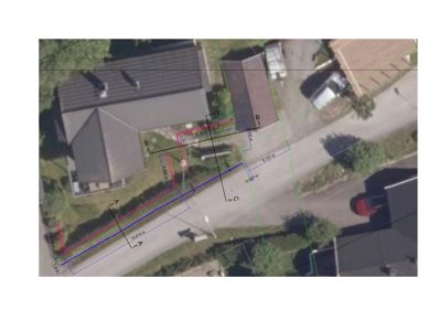 Situasjonsplan som viser en tomt med eksisterende hus, en planlagt tilbygg (markert med rødt og blått), og angitte mål på tomtegrenser og avstander til nabohus.