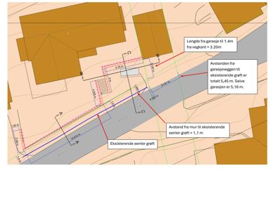 Situasjonsplan som viser eksisterende og planlagt garasje i forhold til vegkant, sentergrøft og nabobebyggelse med angitte avstander.