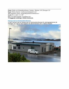 Fotografi av en eksisterende bygning ved Fløvegen 124, tatt fra en bil eller vei.