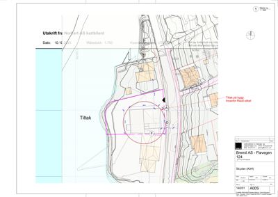 Situasjonsplan som viser tomt, bygninger, vegger og grenser med annotasjoner om tiltak.