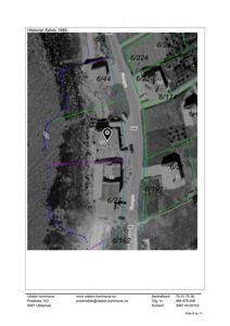 Historisk flyfoto fra 1965 med overlagte grønnlinjer som viser eiendomsgrenser og eiendomsnummer.