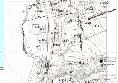 Situasjonsplan som viser tomtens beliggenhet, vegnett (Fløvegen, Skeldsvegen, Myravegen), høydemålerlinjer og naboeiendommer.