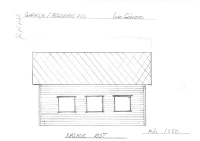 Håndtegnet fasadetegning av en garasje/redskaps hus sett fra øst.