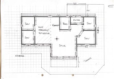 Etasjeplan (plantegning) som viser romfordeling, mål på vegger og rom, samt plassering av inngang og terrasse.