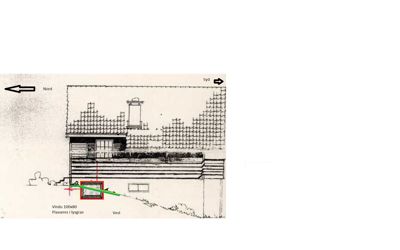 Snittegning som viser bygningens tverrsnitt, takform, vindusoppsett og terrengforhold.