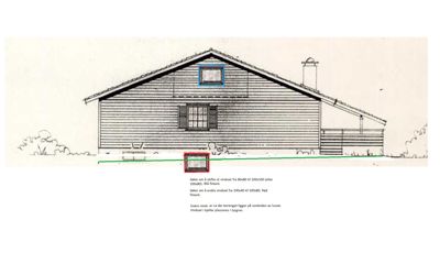 En tegning som viser fasaden (fronten) av en hytte eller hus, inkludert takform, vinduer og grunnlinje.