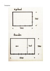 Håndskrevet etasjeplan (plantegning) som viser romfordeling og mål for en sjøbod og et anneks.