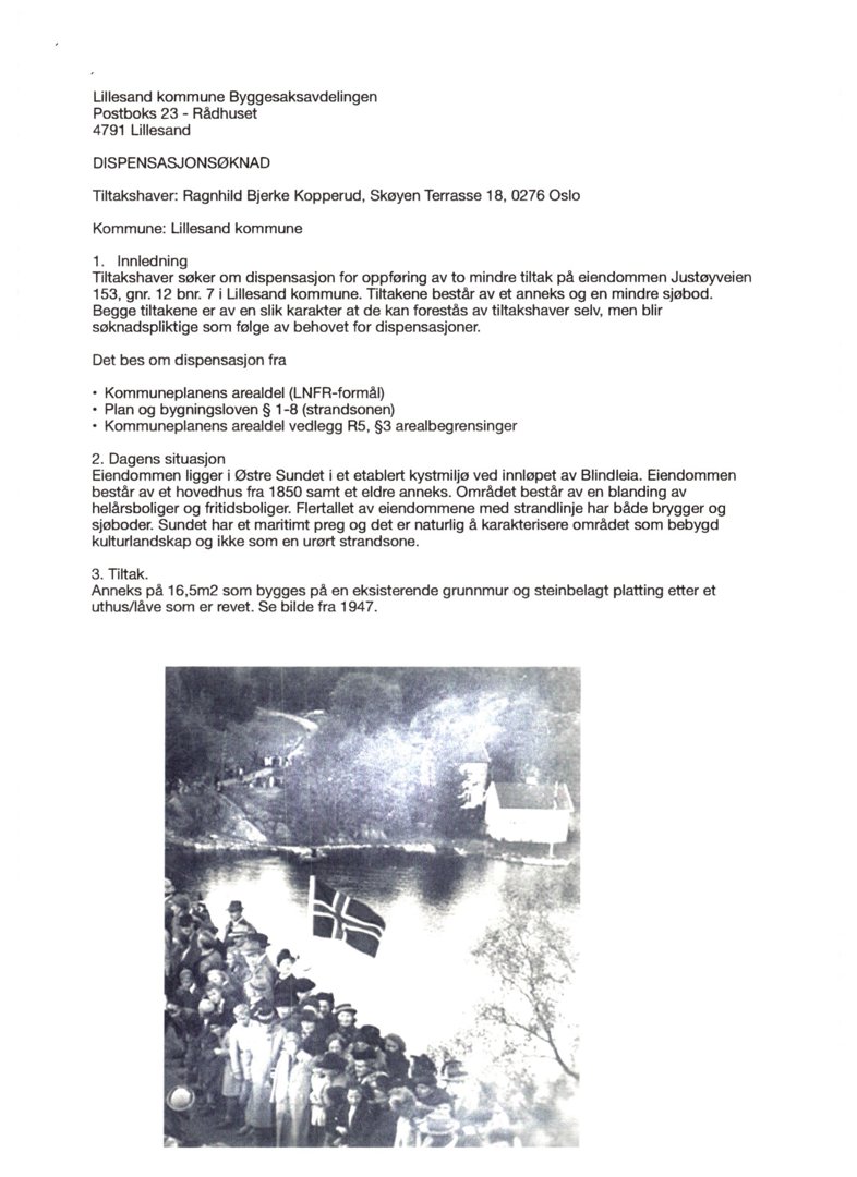 Et svart-hvitt fotografi som viser en bygning ved vannet med et norsk flagg i forgrunnen, inkludert en mengde mennesker som ser ut til å være til stede under en begivenhet.