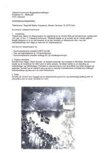 Et svart-hvitt fotografi som viser en bygning ved vannet med et norsk flagg i forgrunnen, inkludert en mengde mennesker som ser ut til å være til stede under en begivenhet.