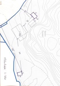 Situasjonsplan som viser tomtens form, grenser, høydeforskjeller (konturlinjer), plassering av bygninger og avstander til nabogrøft.