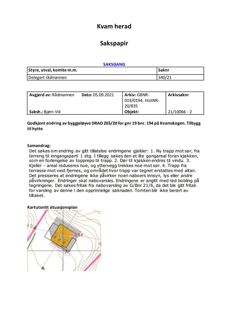 Kartutsnitt situasjonsplan som viser tomtens form, høydeforhold (konturlinjer) og bygningens plassering.