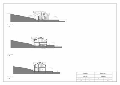 Tegning som viser tre ulike snitt (AA, BB, CC) gjennom en bygning for å illustrere forholdet mellom bygningen og den skrå terrengen.