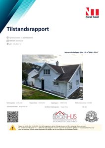 Fotografi av en hvit, trebeslått bolig med tak av mørke takteiler, sett fra en vinkel som viser både fasade og deler av tomten.