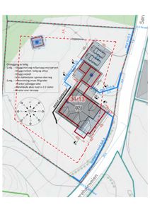Situasjonsplan som viser en eksisterende bygning (grå skravering) og en planlagt ombygging (rød skravering) med angitte mål, byggegrenser og terrengforhold.