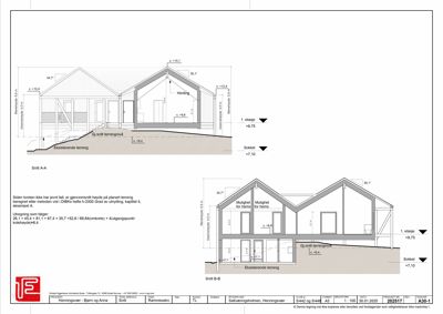 Tegning som viser tverrsnitt (Snitt A-A og Snitt B-B) av en bygning, inkludert høyder, nivåer og romfordeling i snitt.