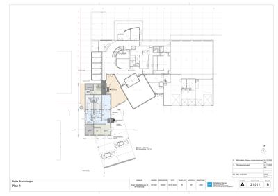 Etasjeplan (Plan 1) for en brannstasjon som viser romfordeling, vegger og innganger.