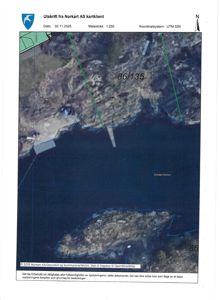 Flyfoto eller satellittbilde av et område med kystlinje, vann og terreng, inkludert koordinatsystem (UTM 32N) og målestokk.